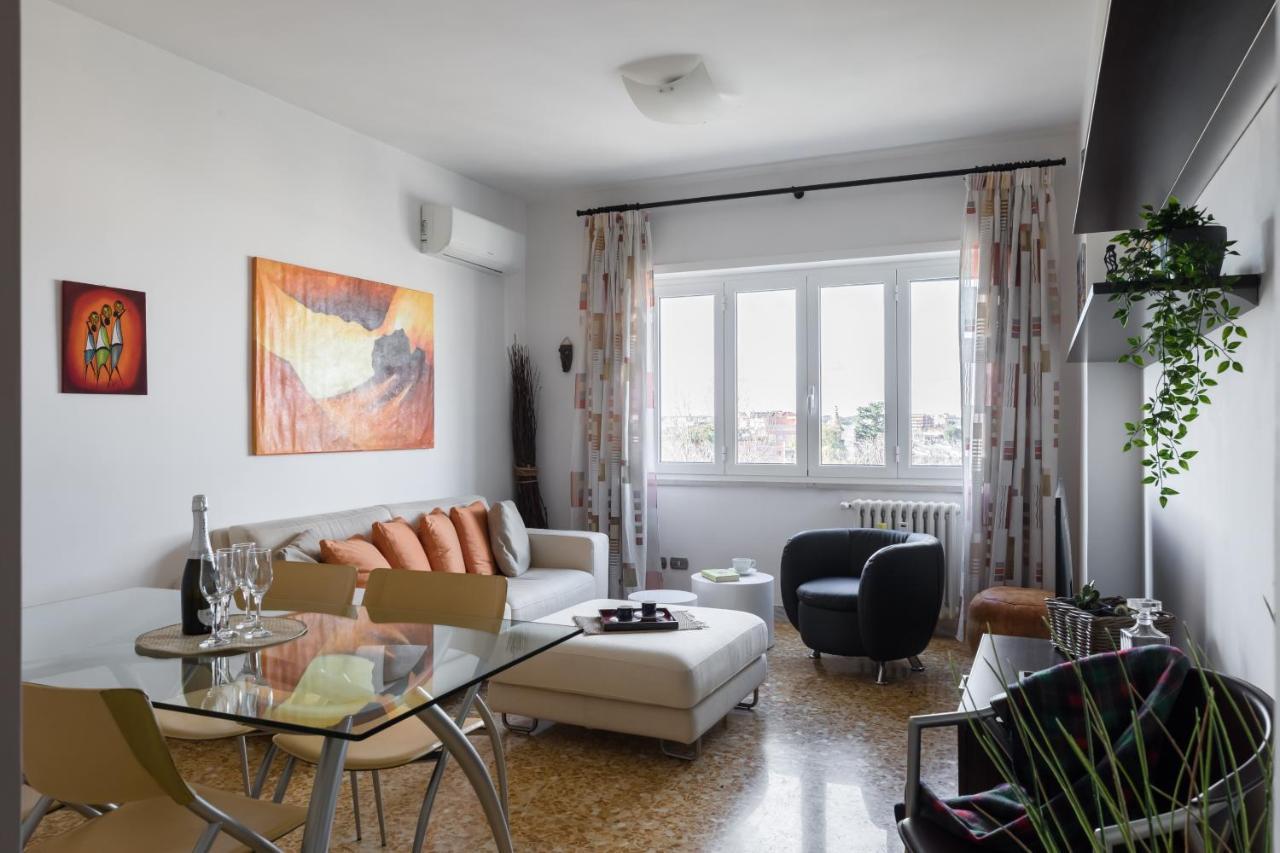 Apartment Amoretti Apartment, 6 Persone, 3 Camere, 2 Bagni, Balcone, Wi-fi, Metro B Monti Tiburtini Rom